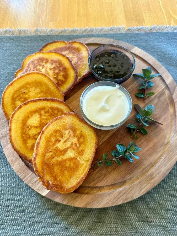 Minciunele mălai, smântână, dulceață afine